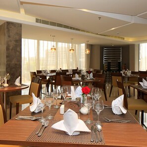 2 restaurants, breakfast, lunch, dinner served; international cuisine 