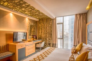 Deluxe-huone | Minibaari, tallelokero huoneessa, työpöytä, äänieristys