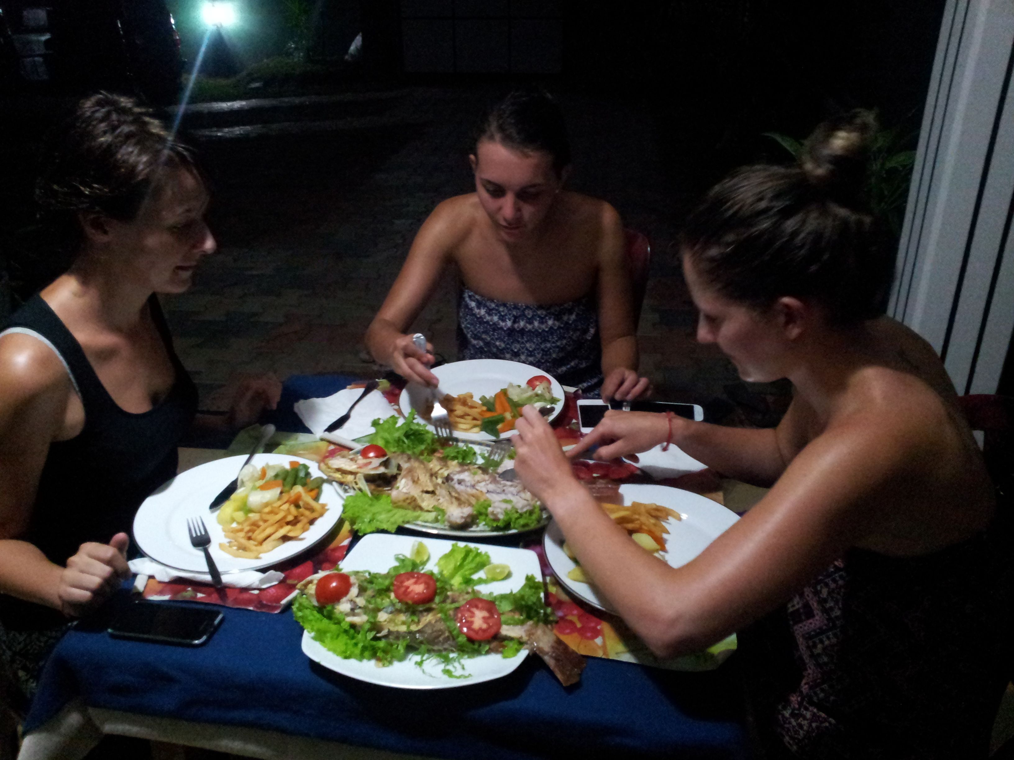 Se sirven desayunos, comidas, cenas y cocina local e internacional 
