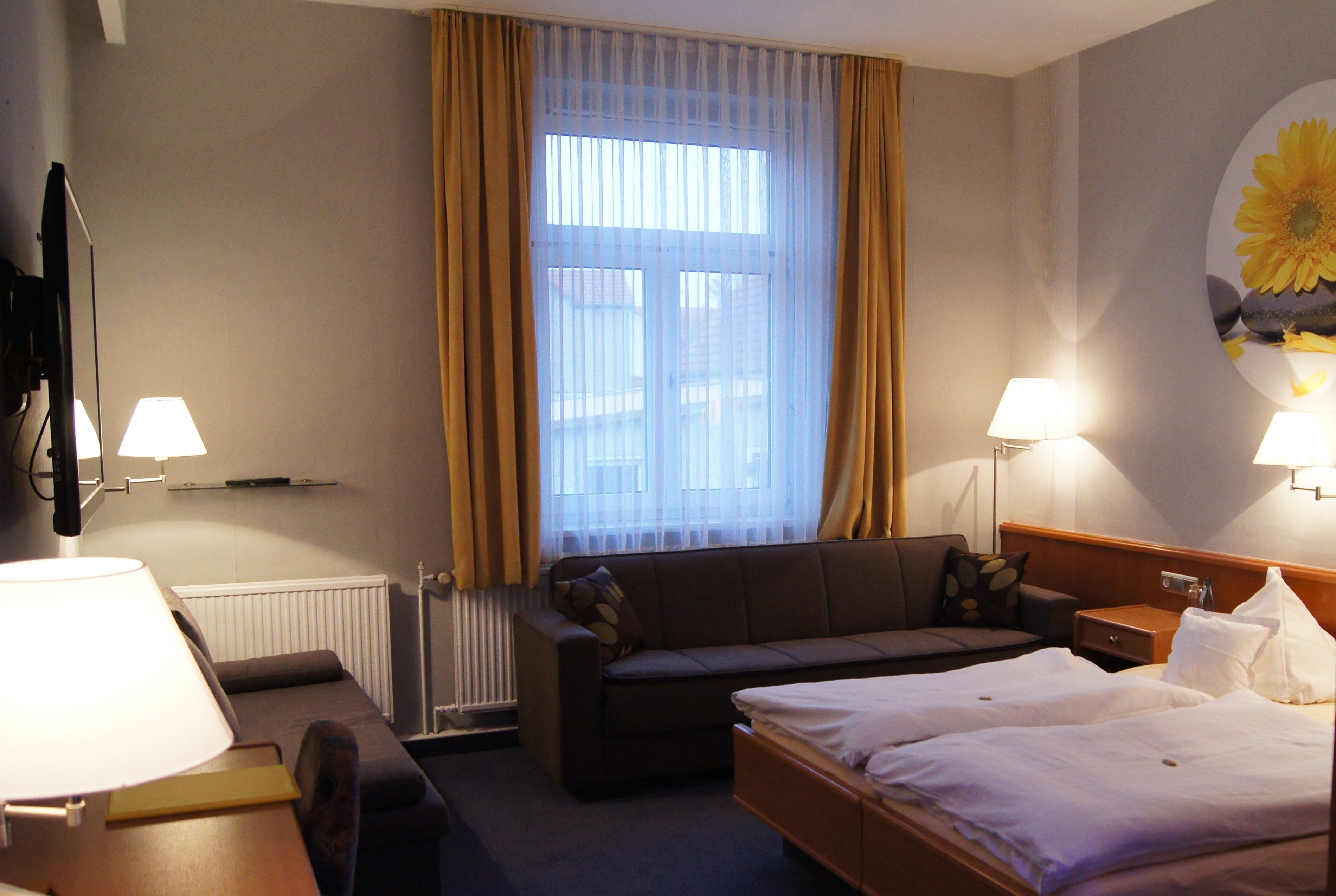 Desk, rollaway beds, free WiFi