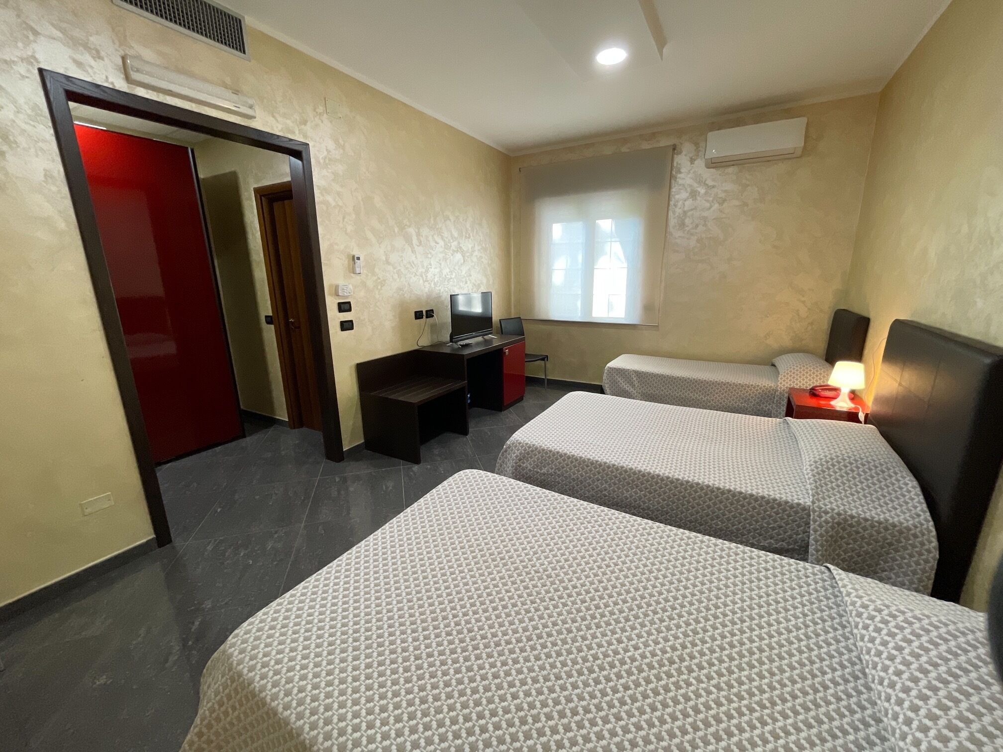 Triple Room | Desk, free WiFi