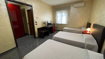 Triple Room | Desk, free WiFi
