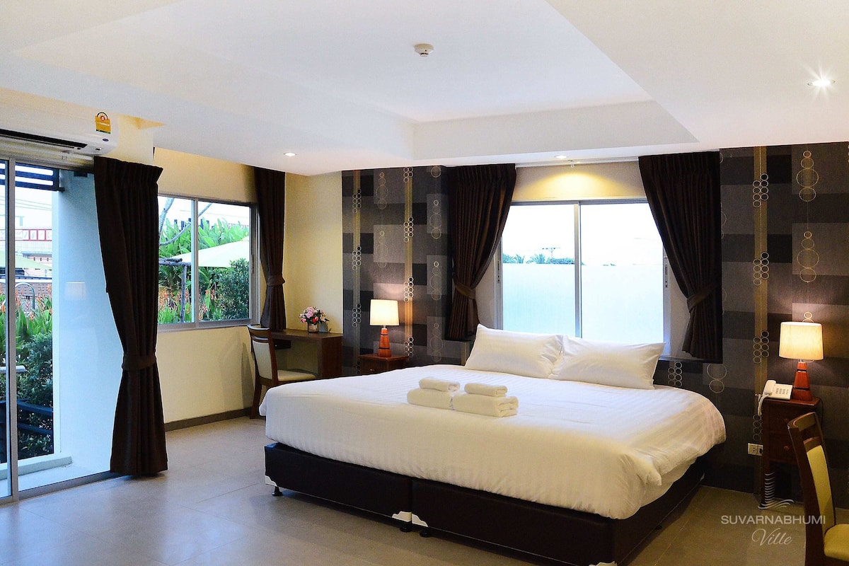 Ropa de cama de alta calidad y caja de seguridad en la habitación