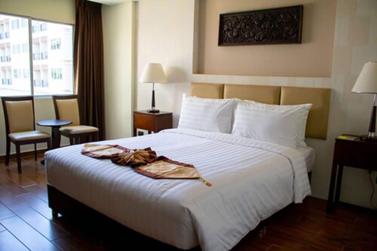 Ropa de cama de alta calidad y caja de seguridad en la habitación