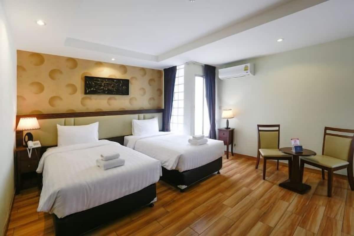 Premium bedding, in-room safe, free WiFi, bed sheets