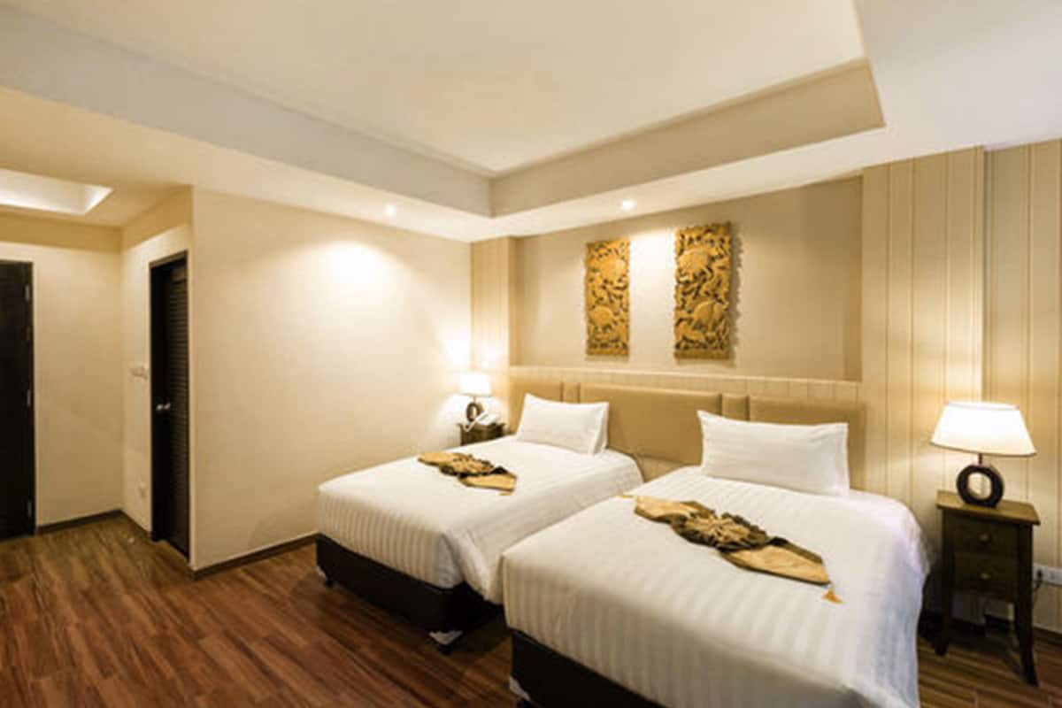 executive room, pool view | 1 bedroom, premium bedding, in-room safe, free wifi