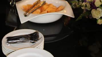 Una mesa de buffet con diferentes platos y utensilios.
