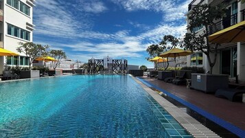 Una piscina al aire libre