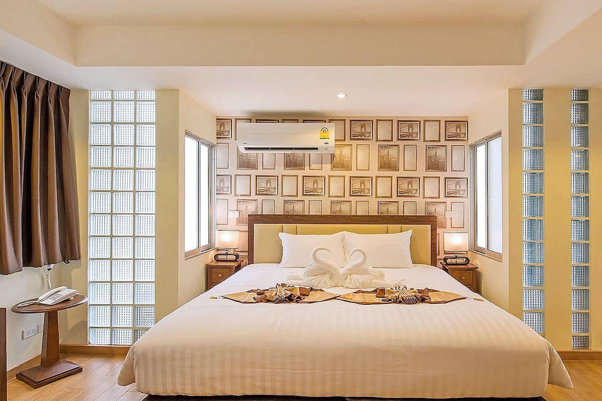 Ropa de cama de alta calidad y caja de seguridad en la habitación