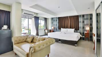 Premier Suite Pool Access | Living area | Flat-screen TV