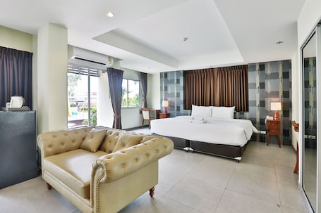 Premier Suite Pool Access | Living area | Flat-screen TV. Suvarnabhumi Ville Airport Hotel