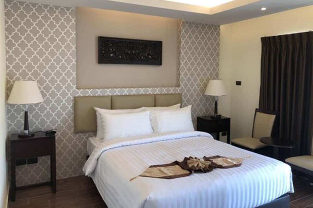 Standard Room no Elevator | Premium bedding, in-room safe, free WiFi, bed sheets