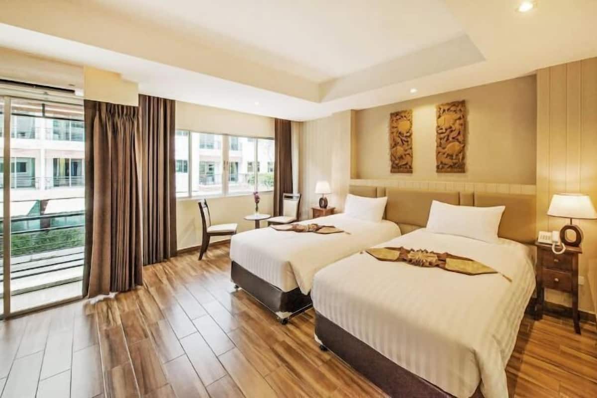 Premium bedding, in-room safe, free WiFi, bed sheets