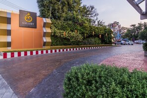 A hotel entrance with a sign for 'Gallery Boutique Hotel'. - Gallery Design Hotel (Sisaket)