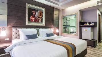 Exclusive Room, 1 Bedroom, Non Smoking, Private Bathroom | Free minibar items, in-room safe, individually decorated, desk
