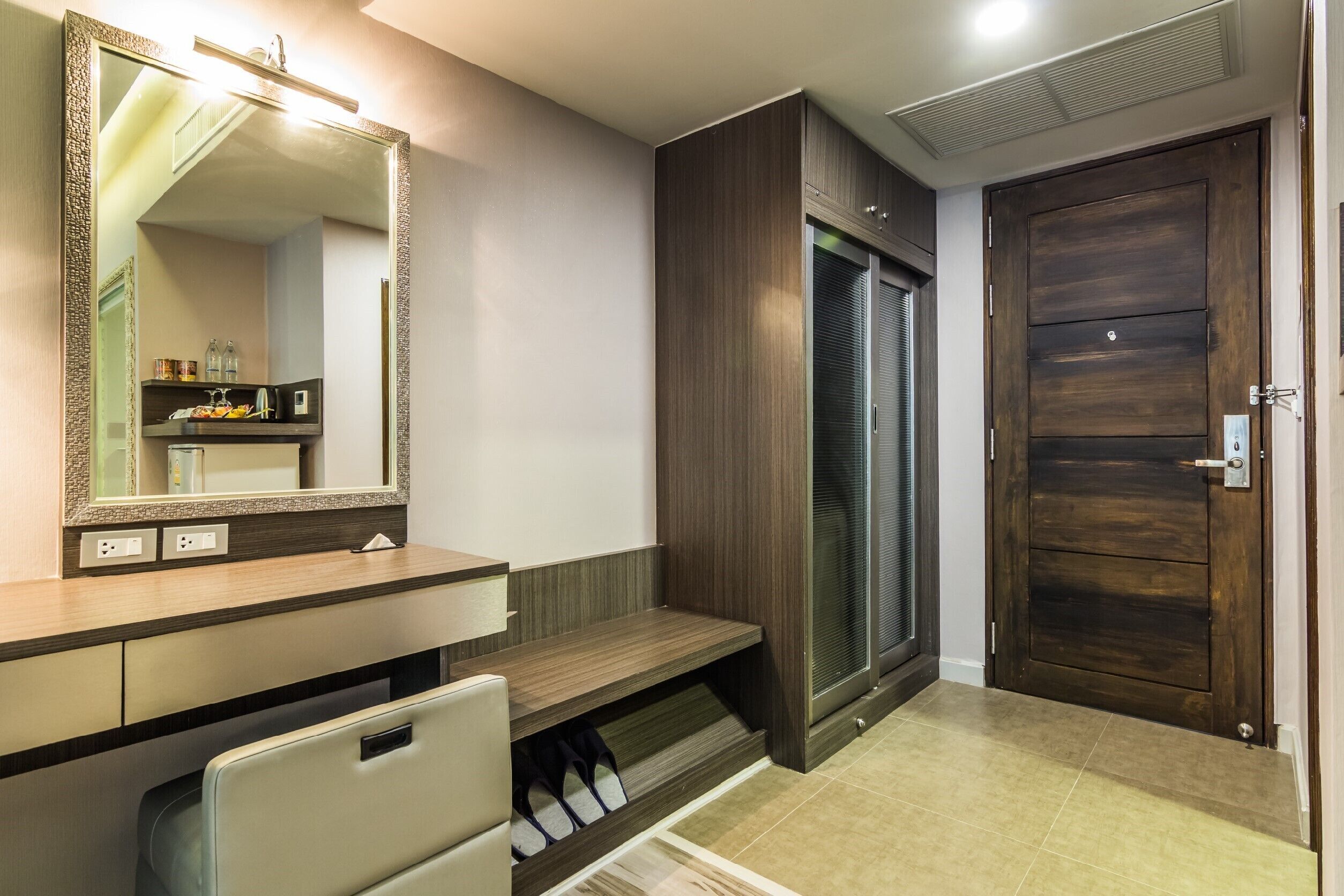 superior room, 2 single beds, non smoking, private bathroom | free minibar items, in-room safe, individually decorated, desk