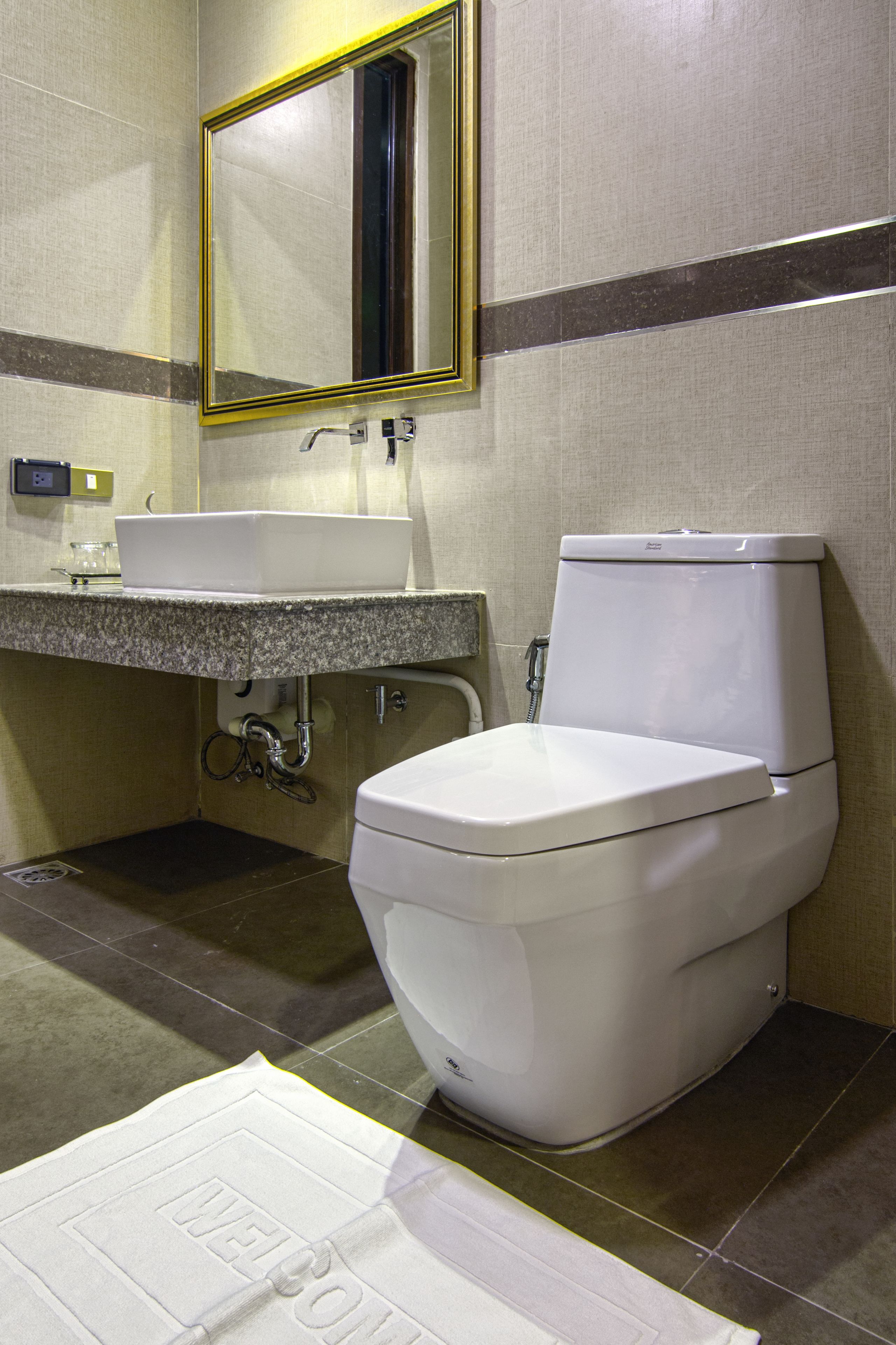 superior twin room, 1 king bed, non smoking, private bathroom | bathroom | shower, free toiletries, hair dryer, towels