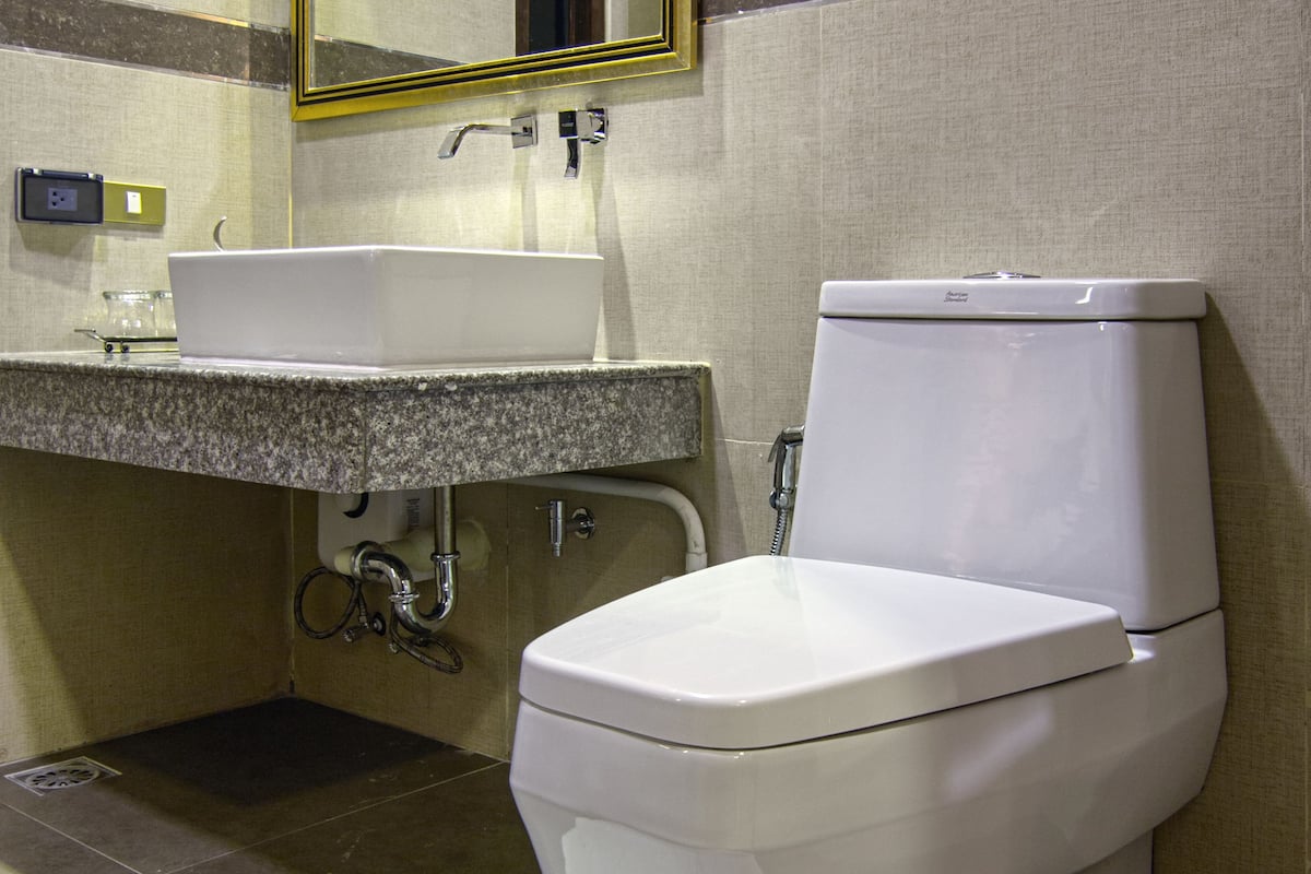 superior twin room, 1 king bed, non smoking, private bathroom | bathroom | shower, free toiletries, hair dryer, towels