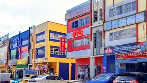 A hotel named Hotel Midah Inn with a prominent red sign. - Hotel O Midah Inn Puchong (Seri Kembangan)