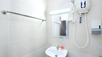 Standard Double Room | Bathroom | Shower, towels