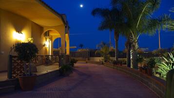 Facciata della struttura - sera/notte