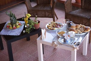 Daily buffet breakfast for a fee