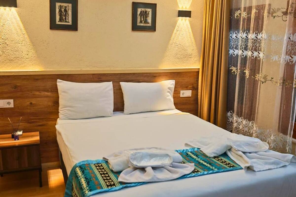 Economy Room, 1 Katil Ratu (Queen) | Peralatan tempat tidur premium, peti besi dalam bilik, meja 