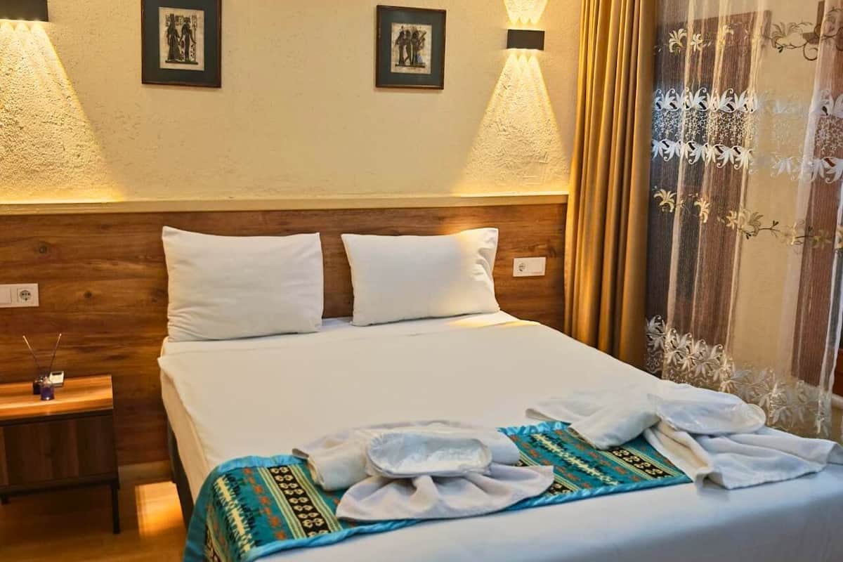 Economy-rum - 1 queensize-säng | Sängtillbehör av högsta kvalitet och värdeförvaringsskåp på rummet