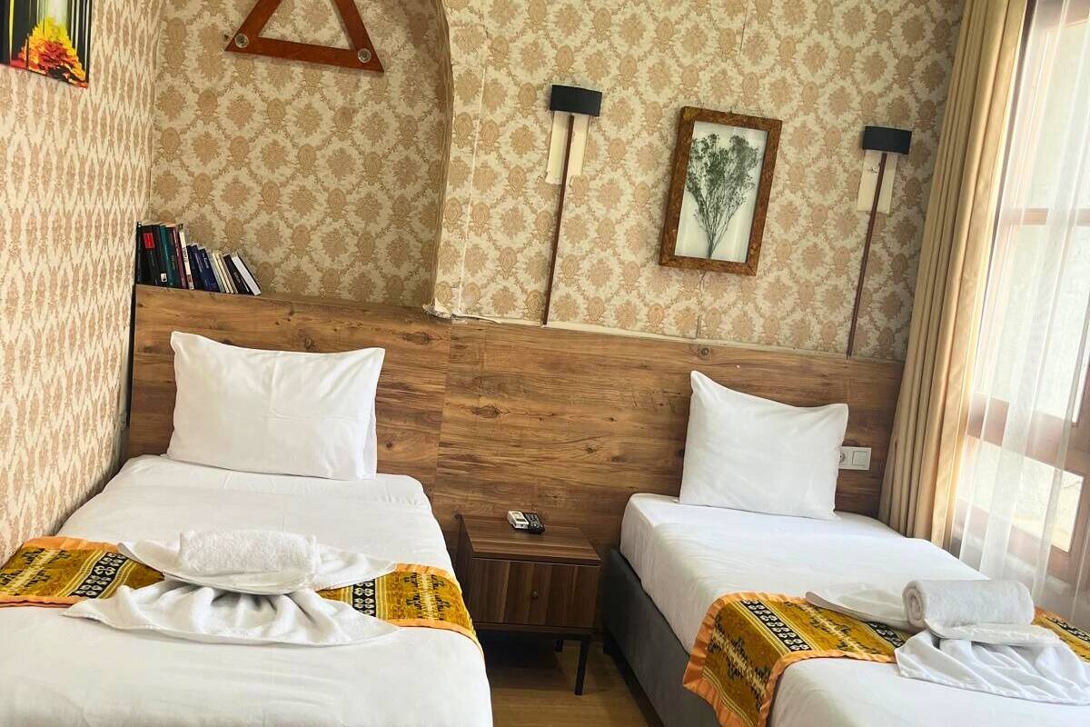 Superior Room | Peralatan tempat tidur premium, peti besi dalam bilik, meja 