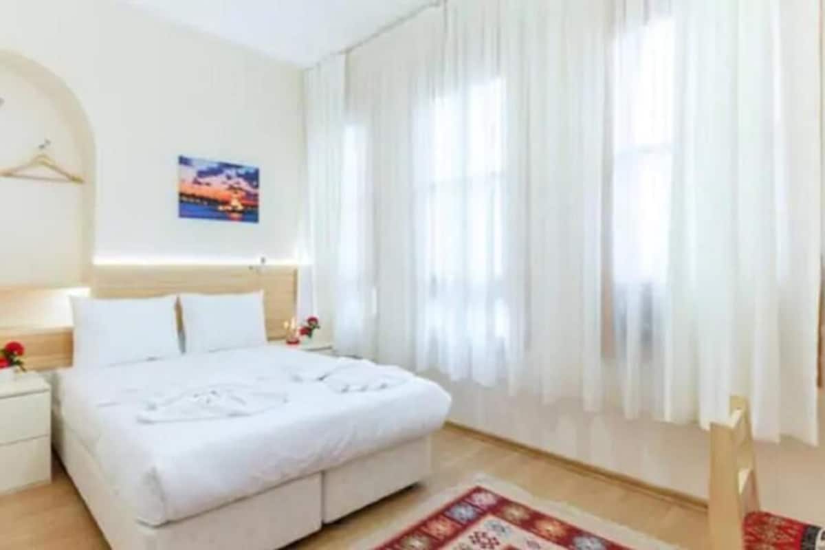 Standard Room | Peralatan tempat tidur premium, peti besi dalam bilik, meja 
