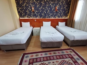 Ropa de cama de alta calidad y caja de seguridad en la habitación