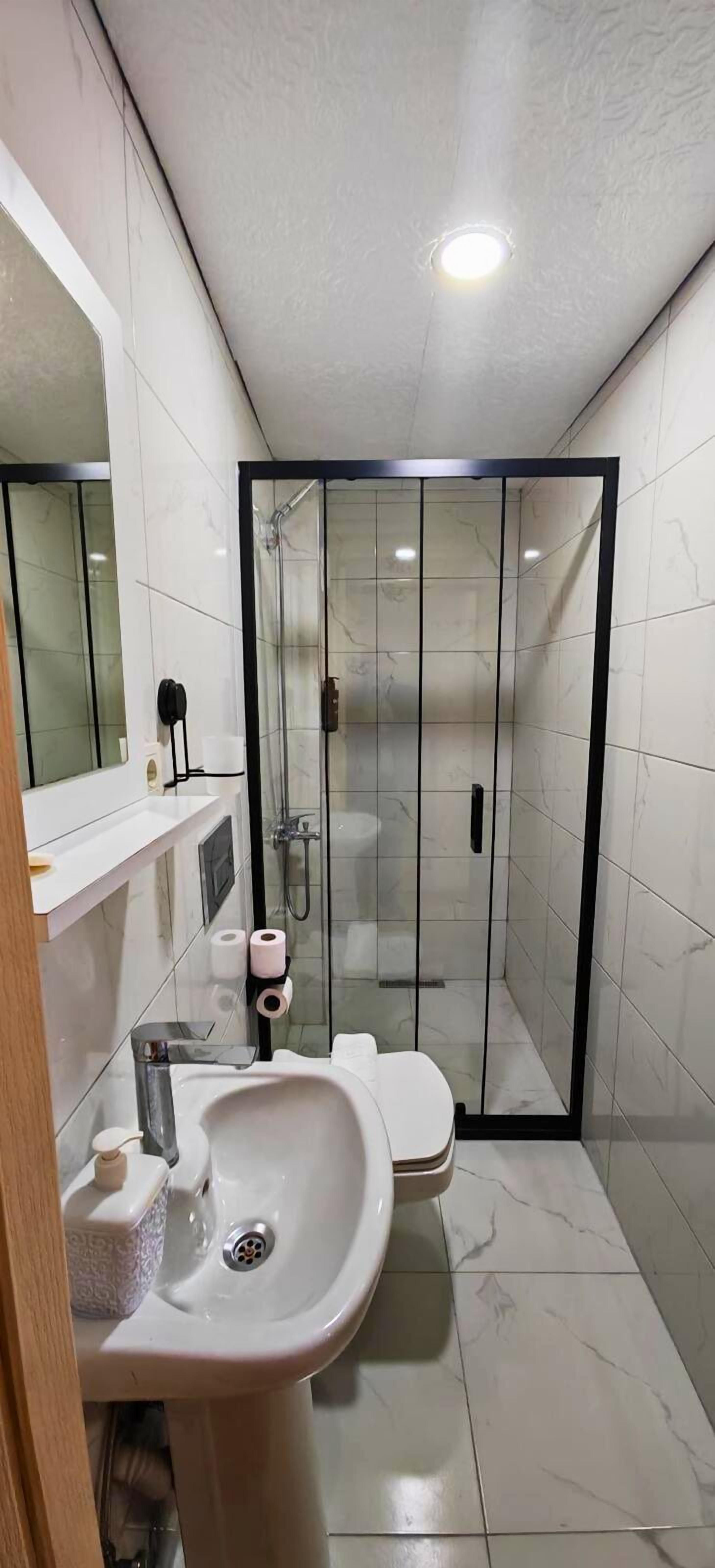 Standard-Doppelzimmer, 1 Schlafzimmer, Stadtblick | Badezimmer | Dusche, kostenlose Toilettenartikel, Haartrockner, Hausschuhe