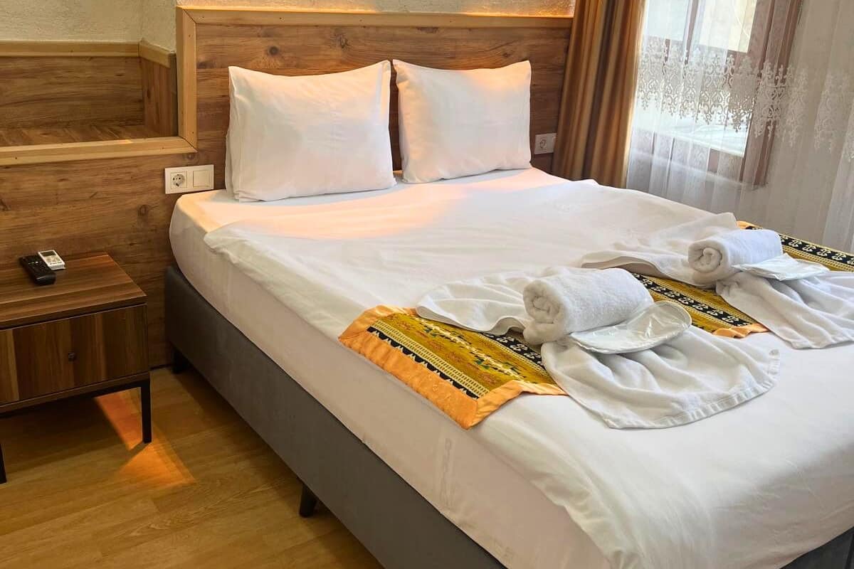 Standard Double Room | Peralatan tempat tidur premium, peti besi dalam bilik, meja 