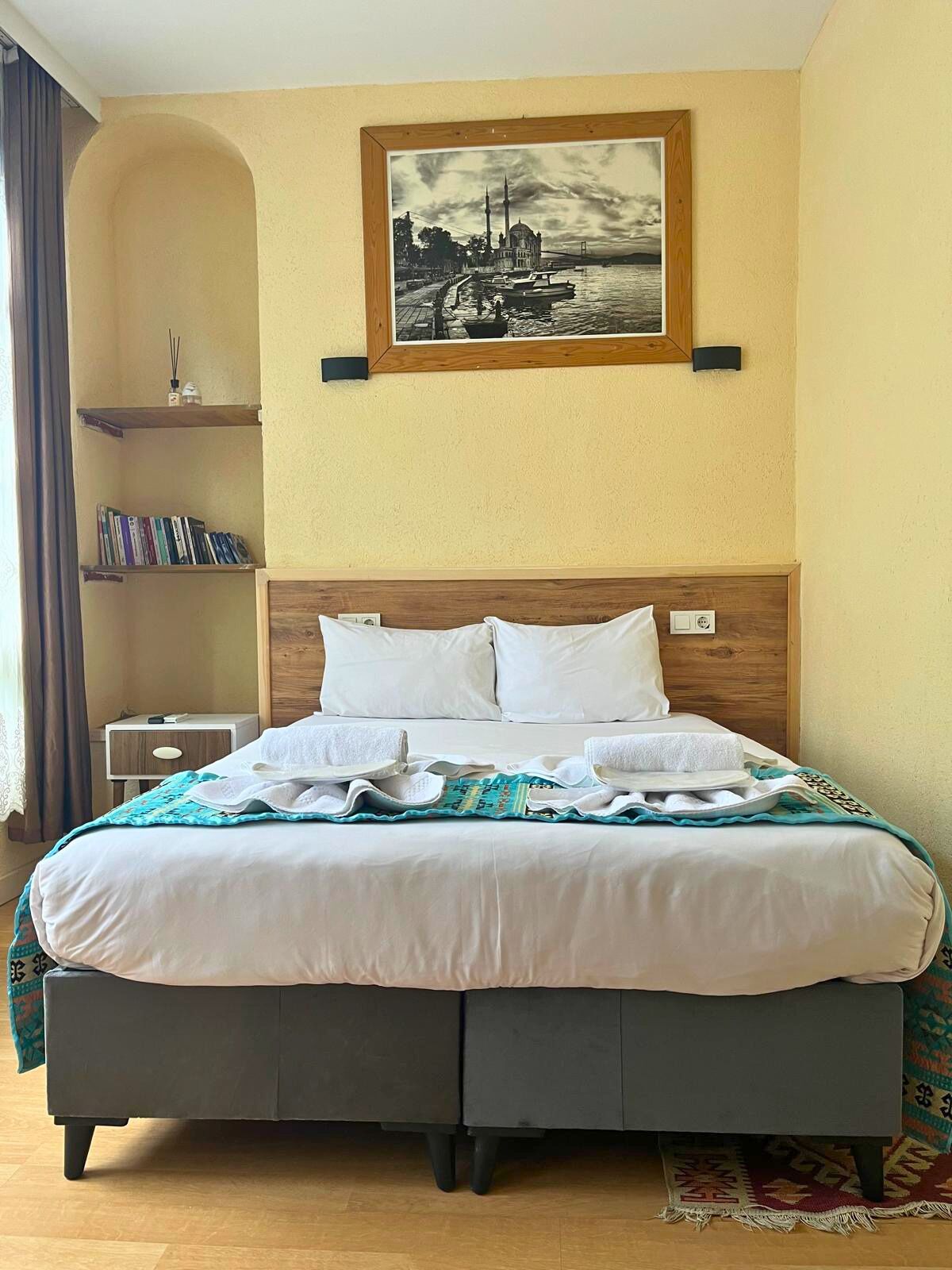 Roupas de cama premium, cofres nos quartos, escrivaninha