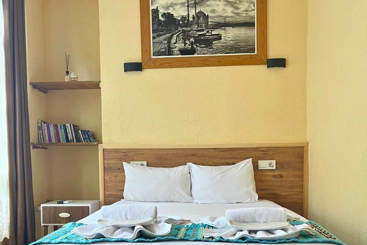Peralatan tempat tidur premium, peti besi dalam bilik, meja 