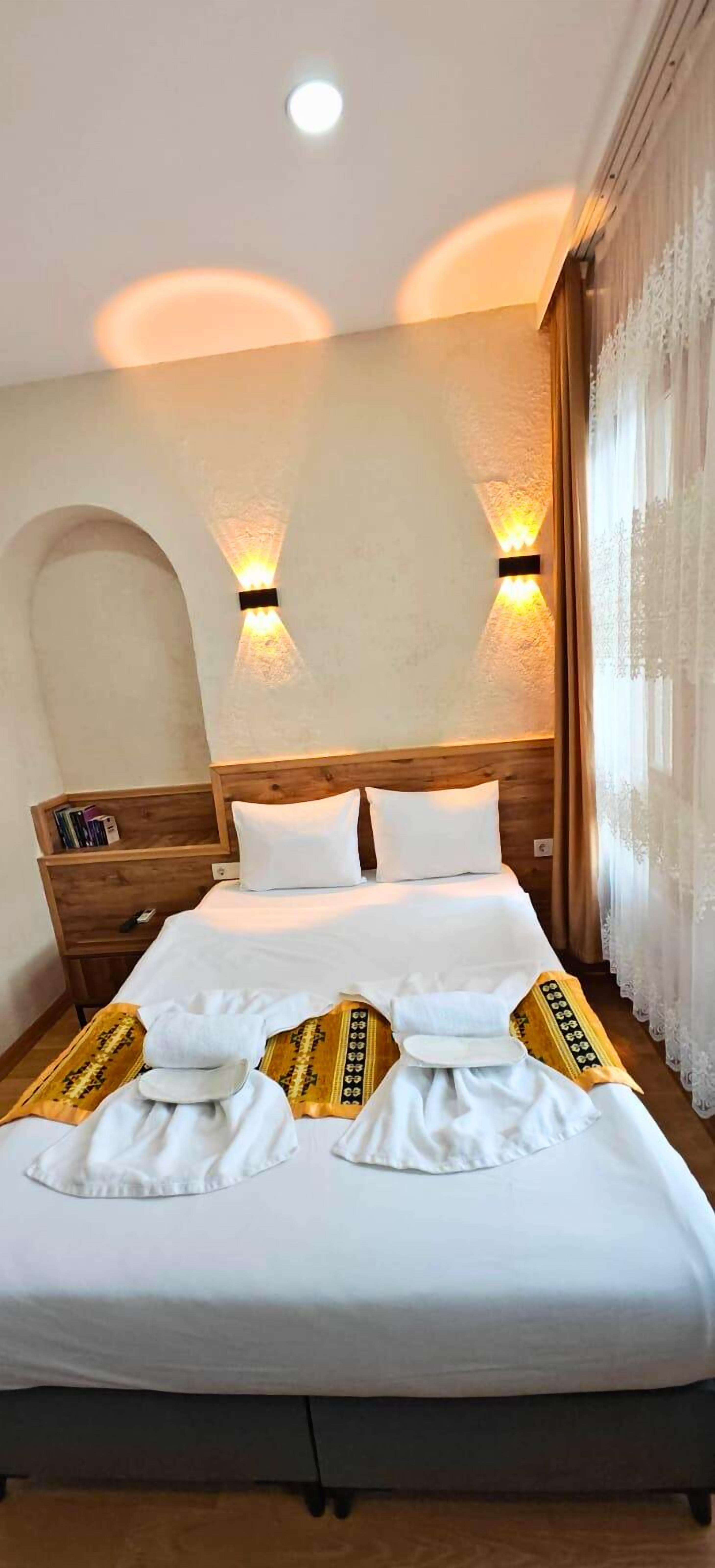 Quarto casal standard | Roupas de cama premium, cofres nos quartos, escrivaninha