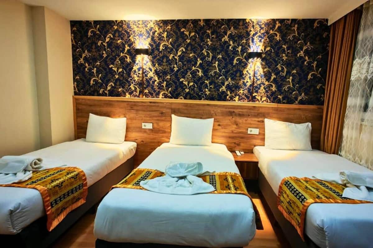 Peralatan tempat tidur premium, peti besi dalam bilik, meja 