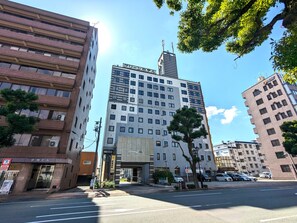 Front of property - Kenchomae Green Hotel (Kumamoto)