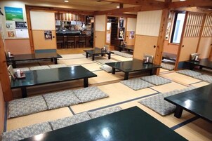 Se ofrece un desayuno japonés (1200 JPY por persona)