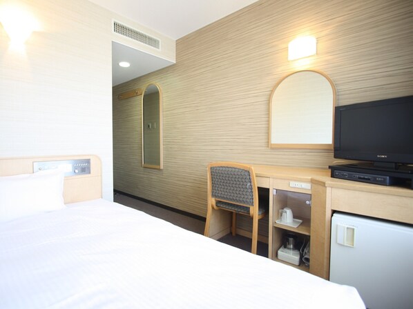 1 bedroom, down duvets, desk, blackout curtains