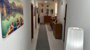 تلفزيون بشاشة مسطحة