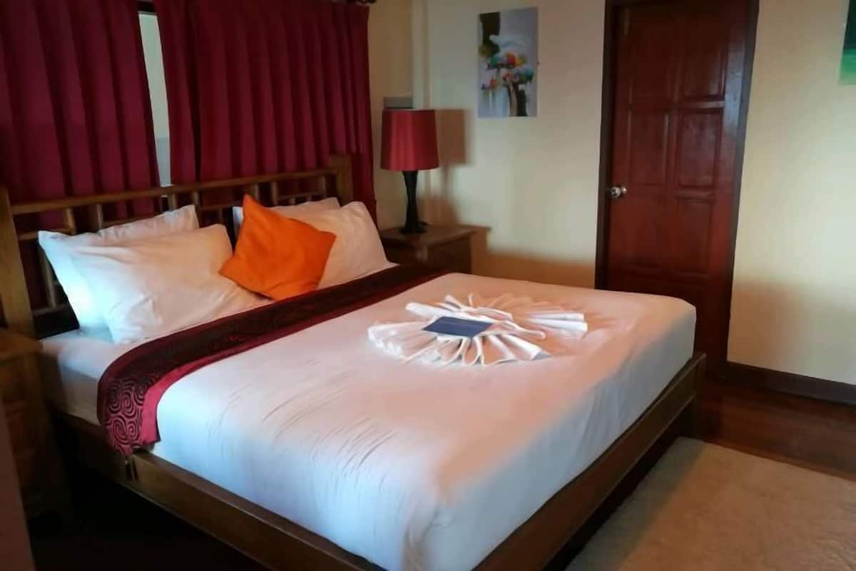 2 bedrooms, premium bedding, minibar, in-room safe