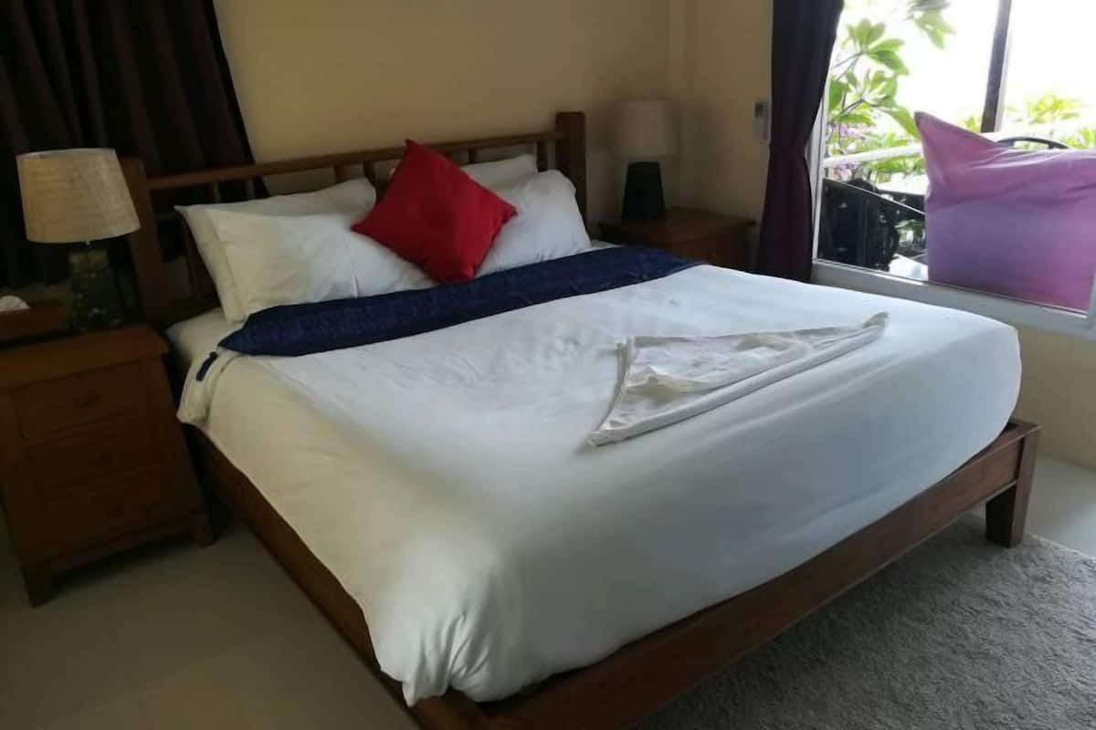 2 bedrooms, premium bedding, minibar, in-room safe