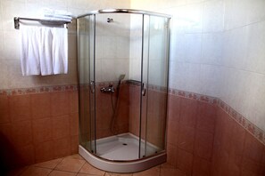 Familienzimmer | Badezimmer | Dusche, kostenlose Toilettenartikel, Haartrockner, Hausschuhe