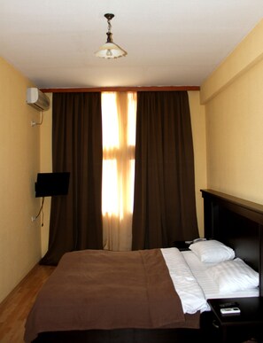 Single Room | Desk, blackout curtains, rollaway beds, free WiFi