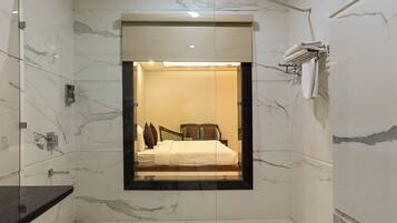 Shower, rainfall showerhead, free toiletries, hair dryer