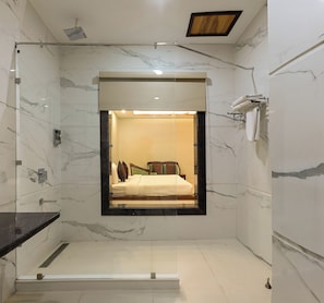 Shower, rainfall showerhead, free toiletries, hair dryer - Leela Grande Hotel (Karnal)