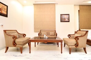 Club Royale | Living area | Flat-screen TV