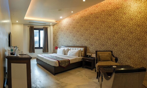 皇家客房 | 高档床上用品、迷你吧、客房内保险箱、办公桌