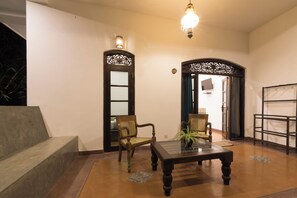 Coffres-forts dans les chambres, bureau, rideaux occultants